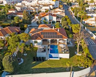 Vista exterior de Casa o xalet en venda en Marbella amb Aire condicionat, Calefacció i Jardí privat