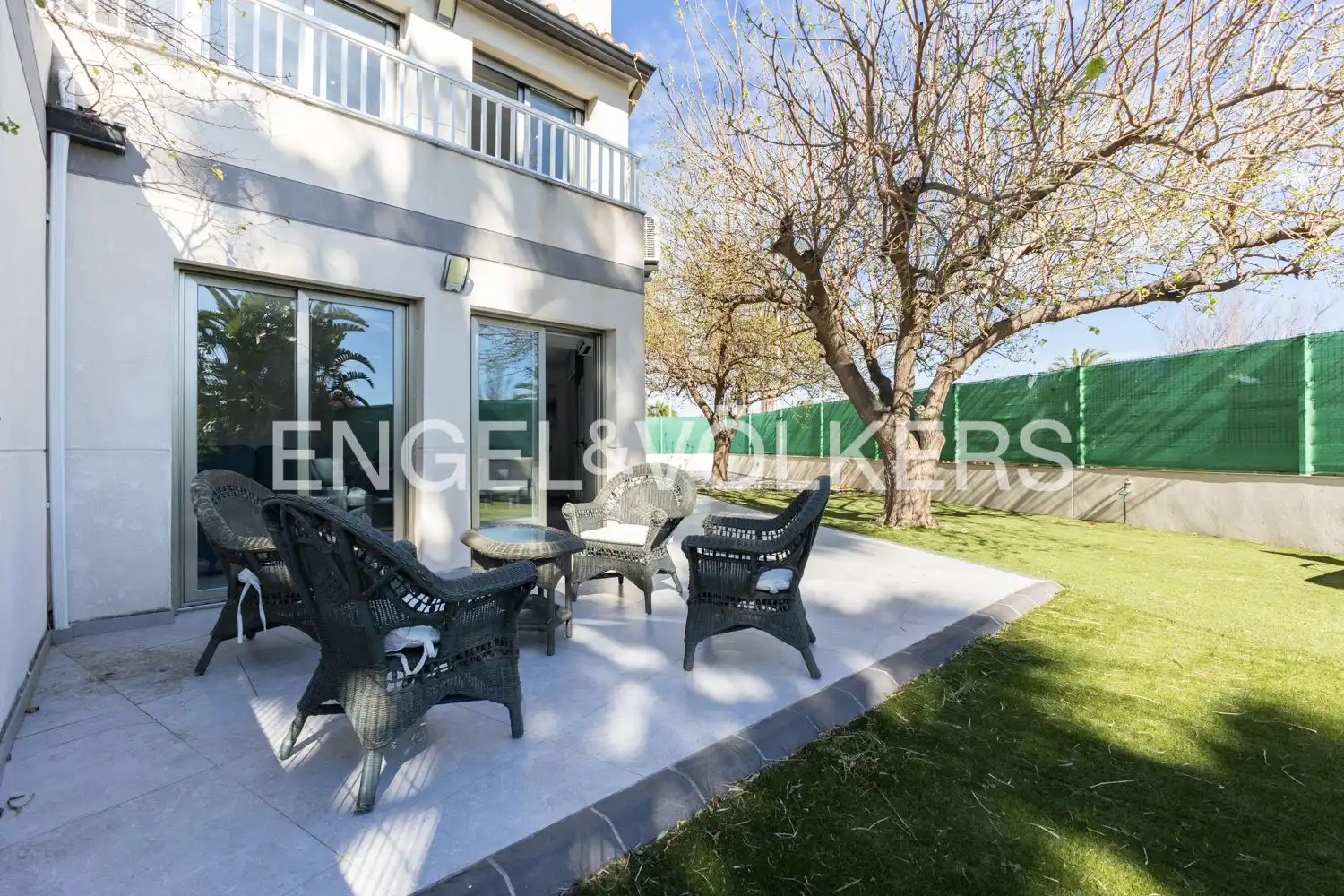 Terrasse von Einfamilien-Reihenhaus zum Verkauf in Gandia mit Klimaanlage, Heizung und Privatgarten