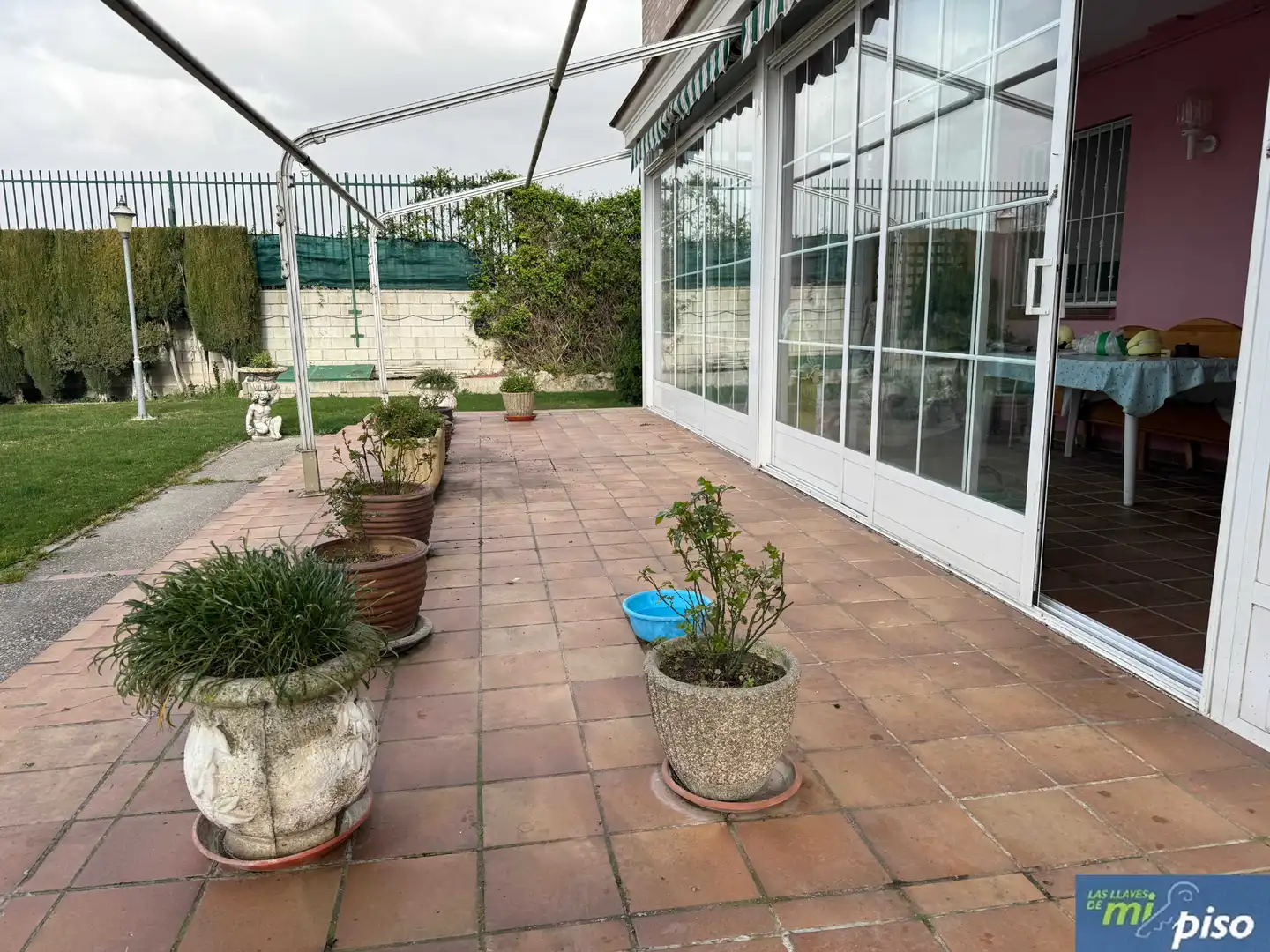 Terrassa de Casa o xalet en venda en Santovenia de Pisuerga amb Calefacció, Jardí privat i Parquet