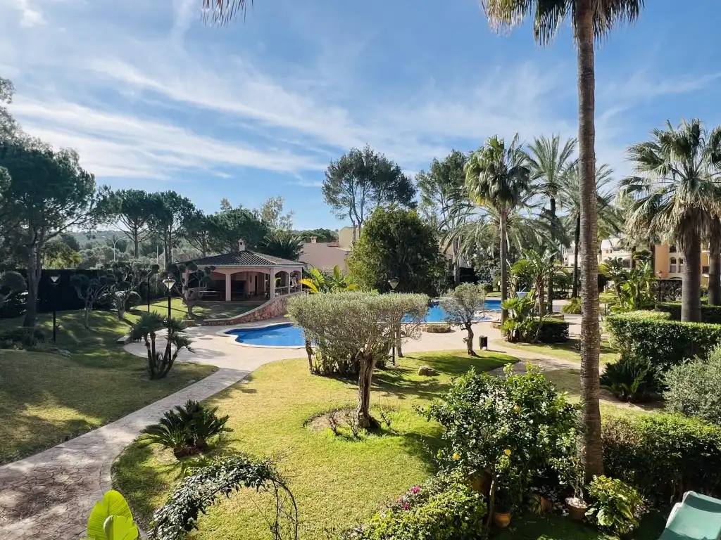 Jardí de Apartament de lloguer en Calvià amb Piscina i Moblat