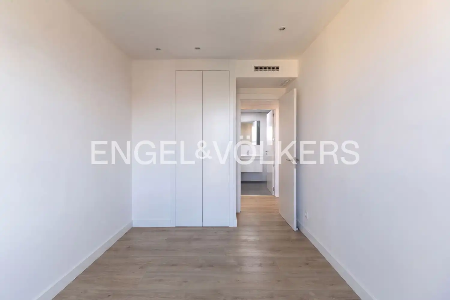 Bedroom of Flat for rent in Valencia  with Air Conditioner, Heating and Terrace