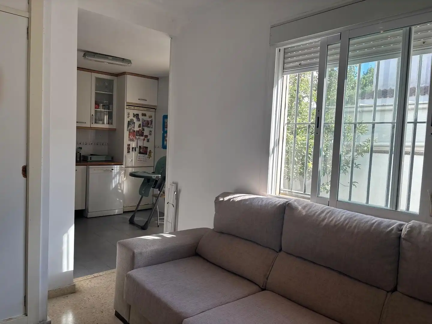 Sala d'estar de Casa adosada en venda en Jerez de la Frontera amb Aire condicionat i Moblat