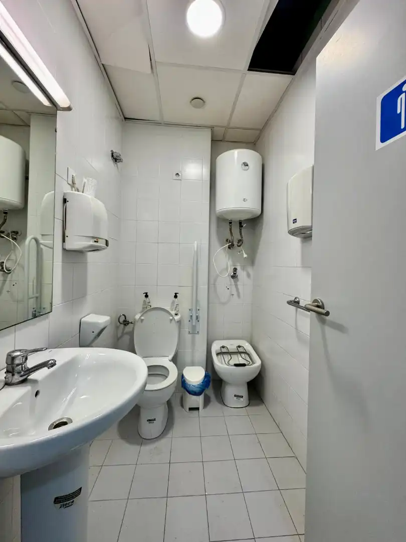 Baño de Oficina de alquiler en San Fernando con Aire acondicionado, Calefacción y Trastero