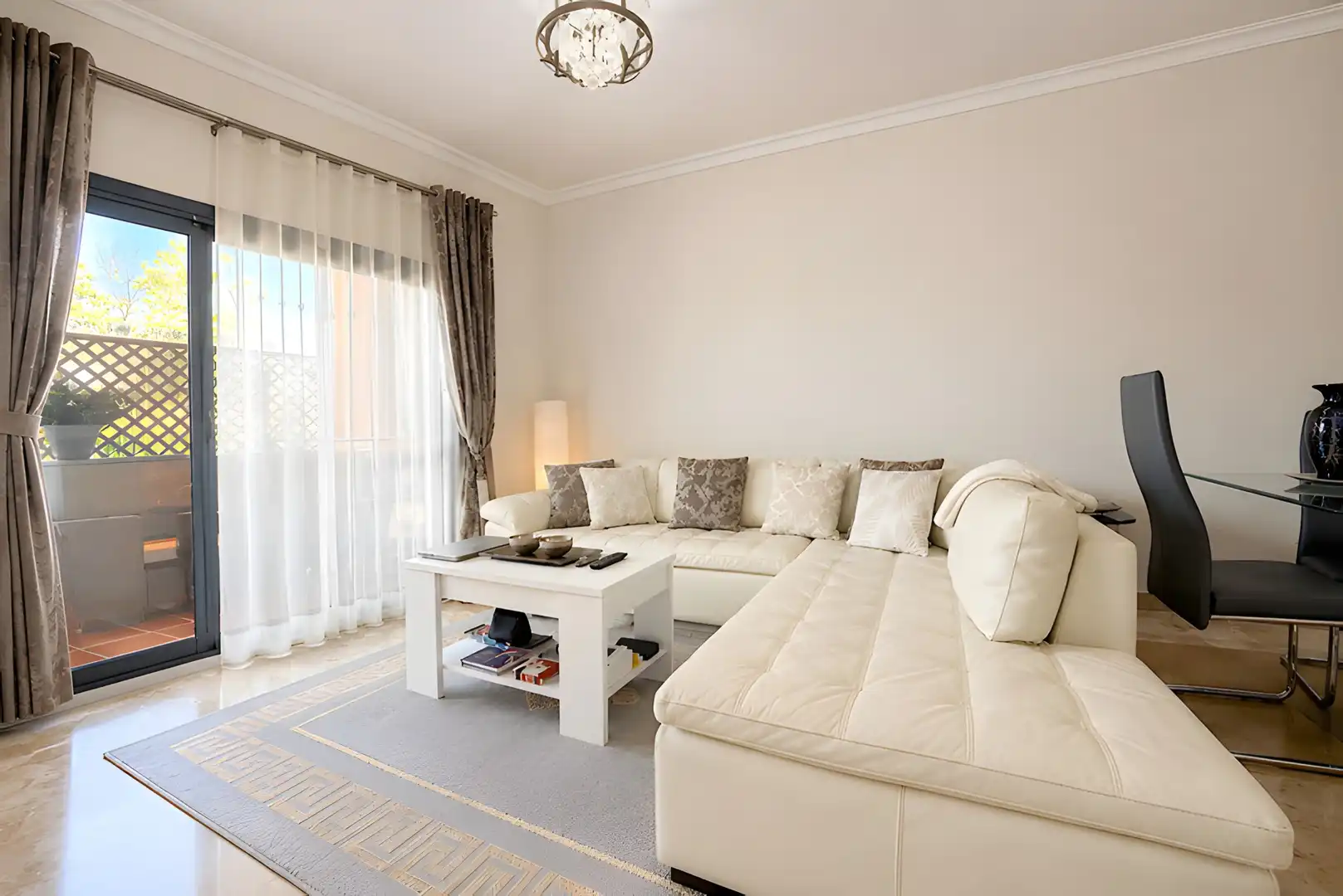Sala de estar de Planta baja en venta en Marbella con Aire acondicionado, Terraza y Trastero