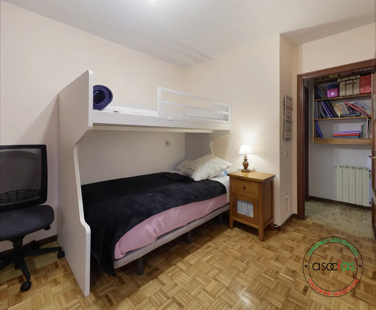Dormitori de Pis en venda en Gijón  amb Calefacció, Parquet i Traster