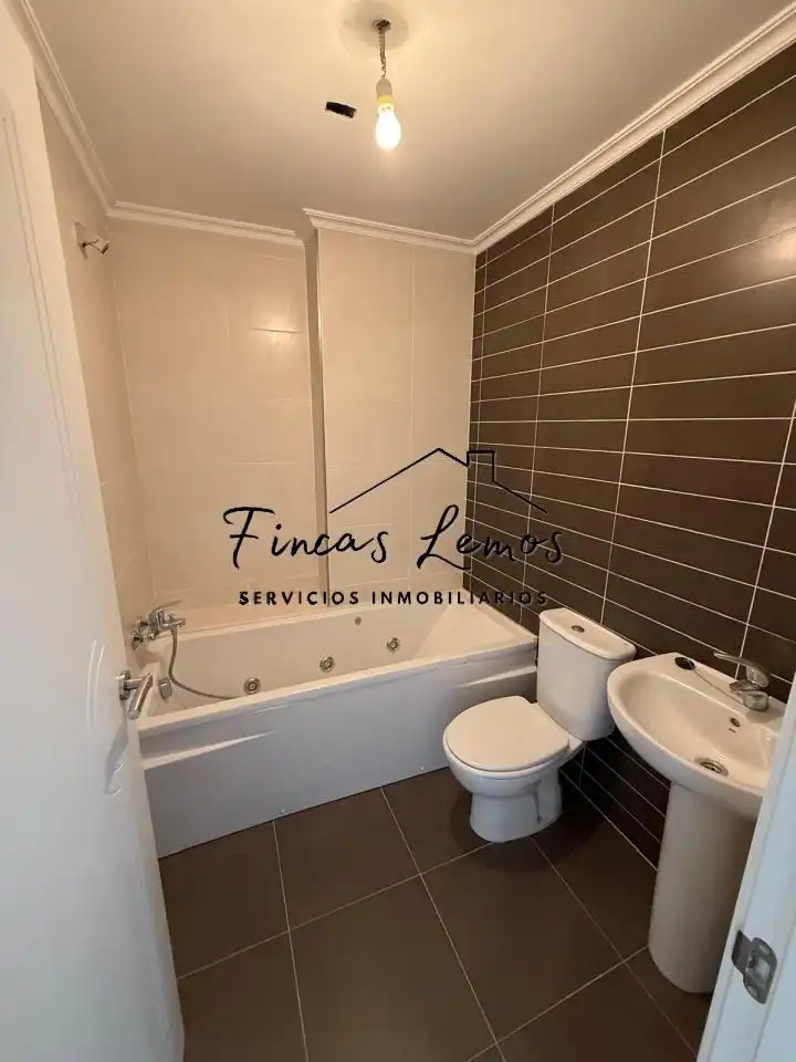 Badezimmer von Wohnung zum Verkauf in Vimianzo mit Heizung und Abstellraum