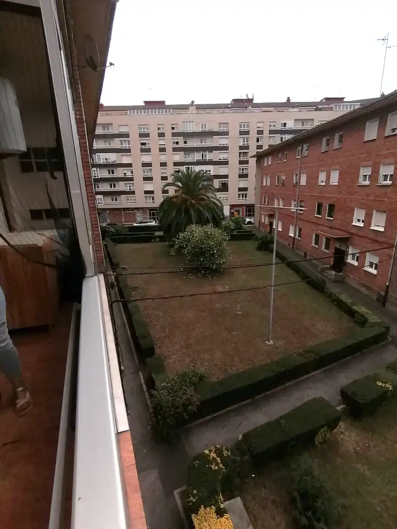 Aparcament de Pis en venda en Gijón  amb Parquet, Terrassa i Moblat