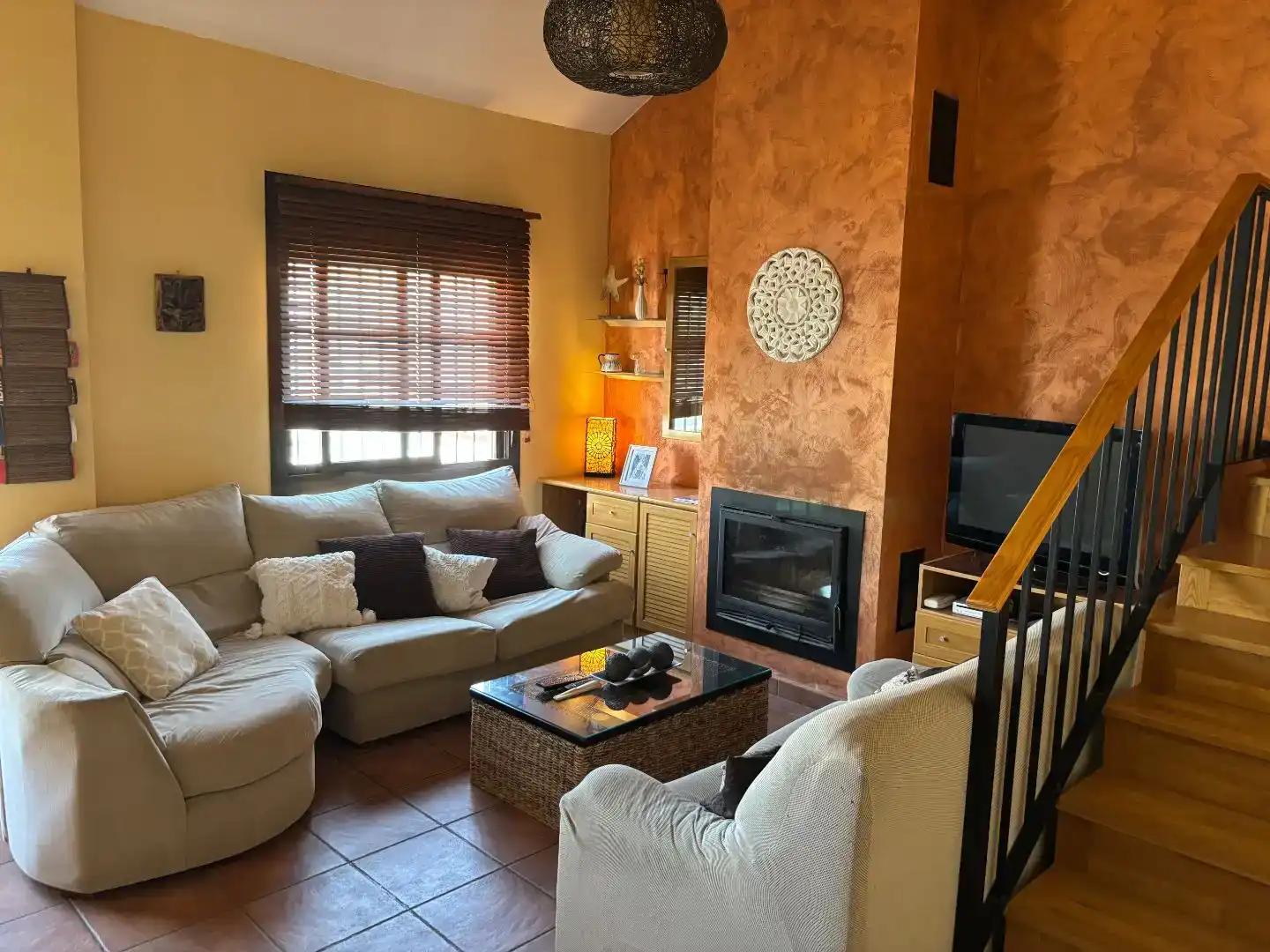 Sala d'estar de Pis en venda en El Real de la Jara amb Aire condicionat, Jardí privat i Parquet