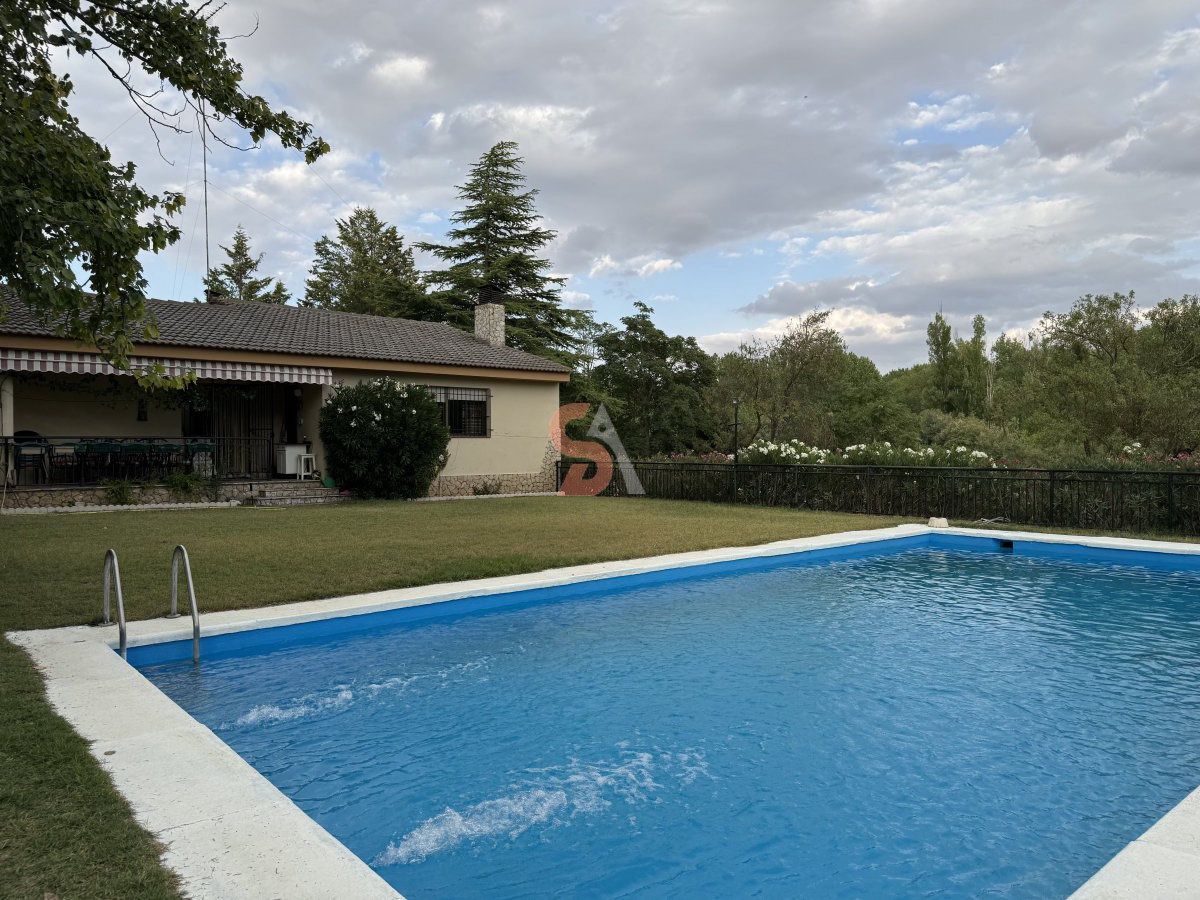 Swimming pool of House or chalet for sale in Cubillas de Santa Marta  with Heating, Private garden and Terrace
