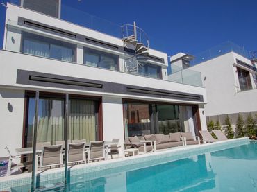 Villa mit Pool zum Verkauf in Nueva Andalucía
