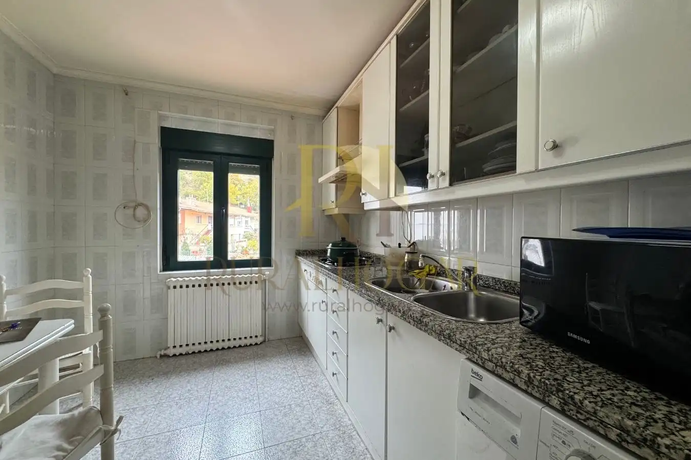 Cuina de Casa o xalet en venda en La Pola de Gordón  amb Calefacció i Jardí privat