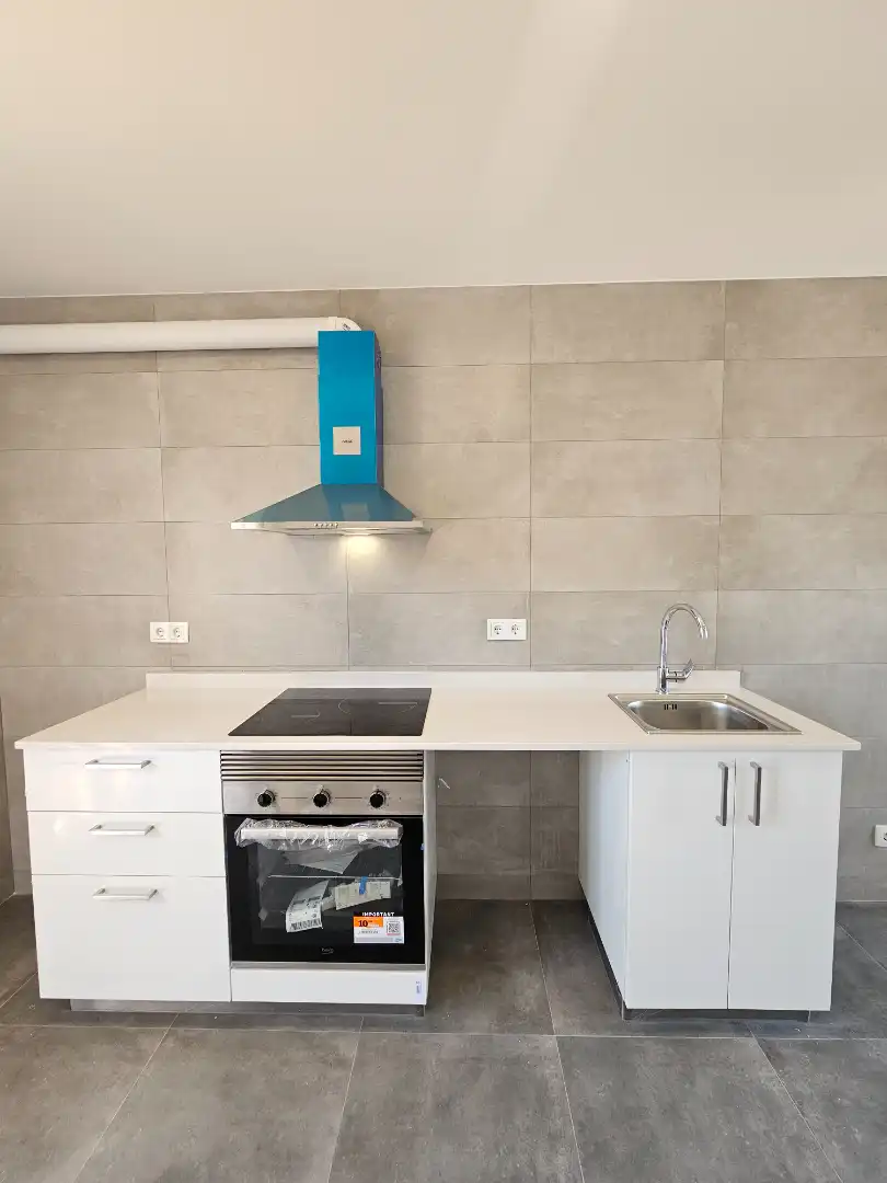 Küche von Wohnung zum Verkauf in Torredembarra mit Ofen und Balkon