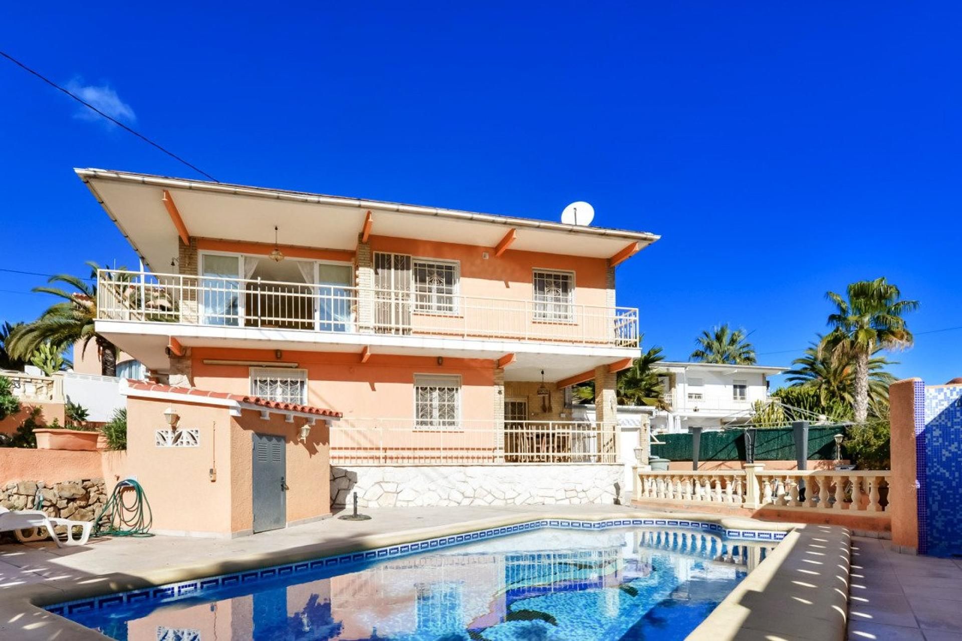 Vista exterior de Casa o xalet en venda en Calpe / Calp amb Terrassa, Piscina i Balcó