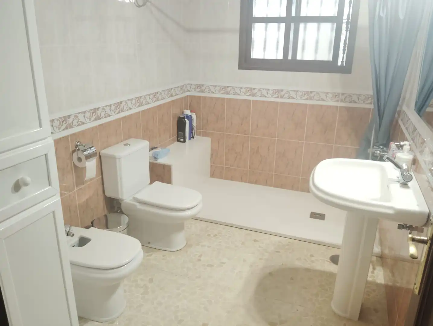 Bany de Casa o xalet en venda en Brenes amb Aire condicionat, Jardí privat i Piscina