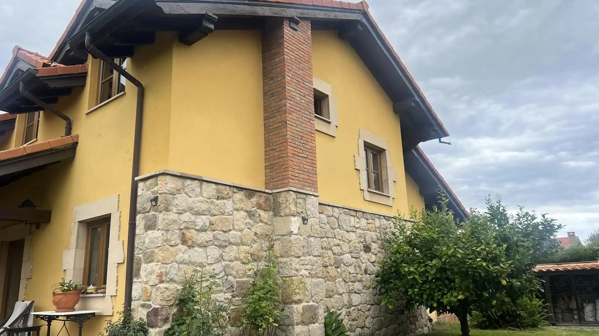Außenansicht von Haus oder Chalet zum Verkauf in Suances mit Heizung, Privatgarten und Parkett