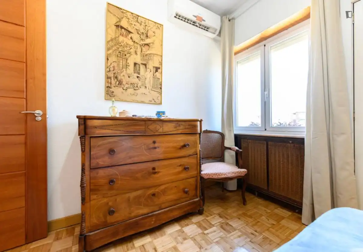 Dormitori de Apartament de lloguer en Madrid amb Aire condicionat, Moblat i Forn