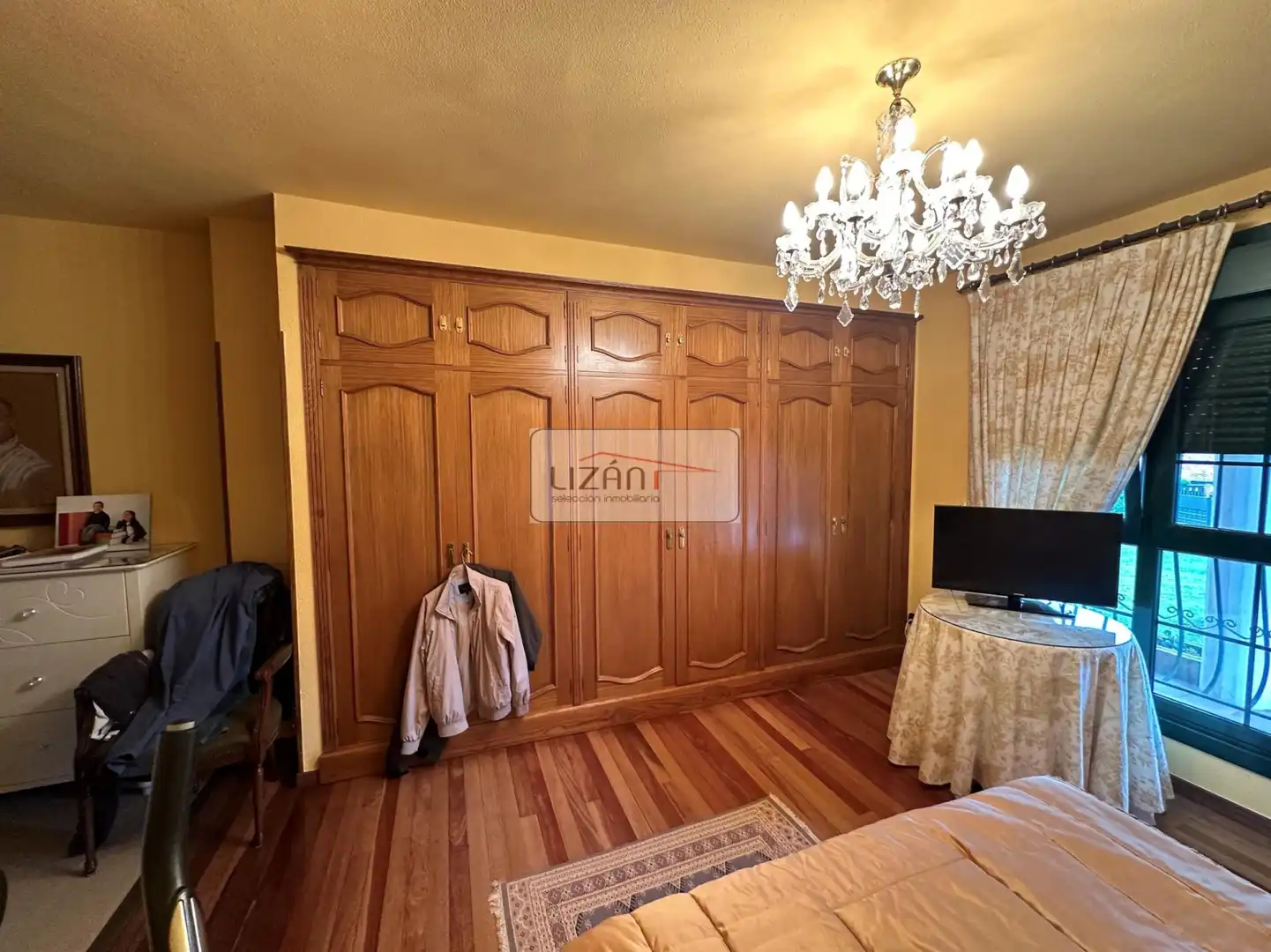Dormitori de Casa o xalet en venda en Oviedo  amb Calefacció, Jardí privat i Terrassa