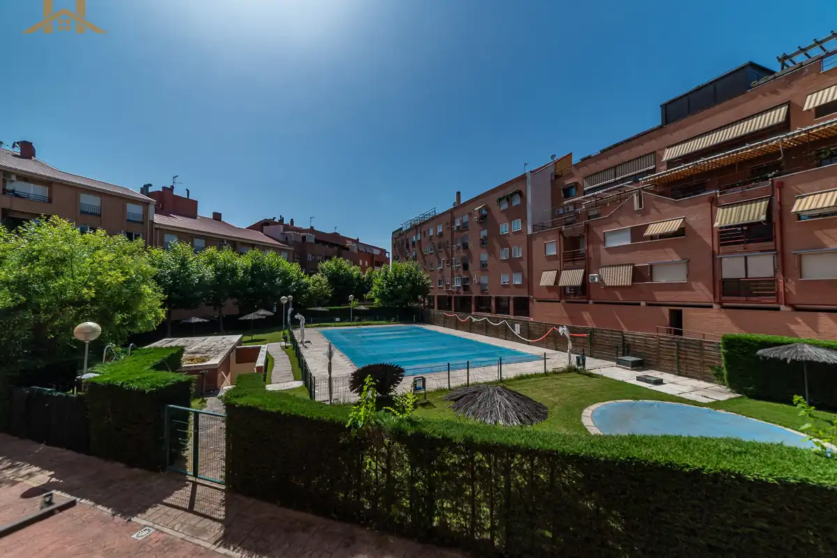 Piscina de Dúplex en venta en Leganés con Aire acondicionado, Calefacción y Jardín privado