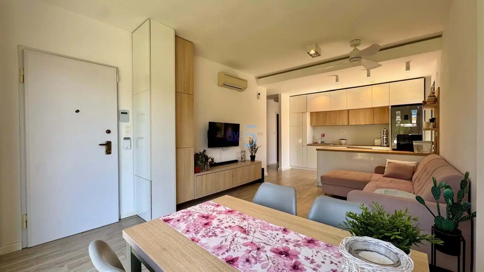 Sala d'estar de Casa o xalet en venda en Orihuela amb Aire condicionat, Piscina i Moblat