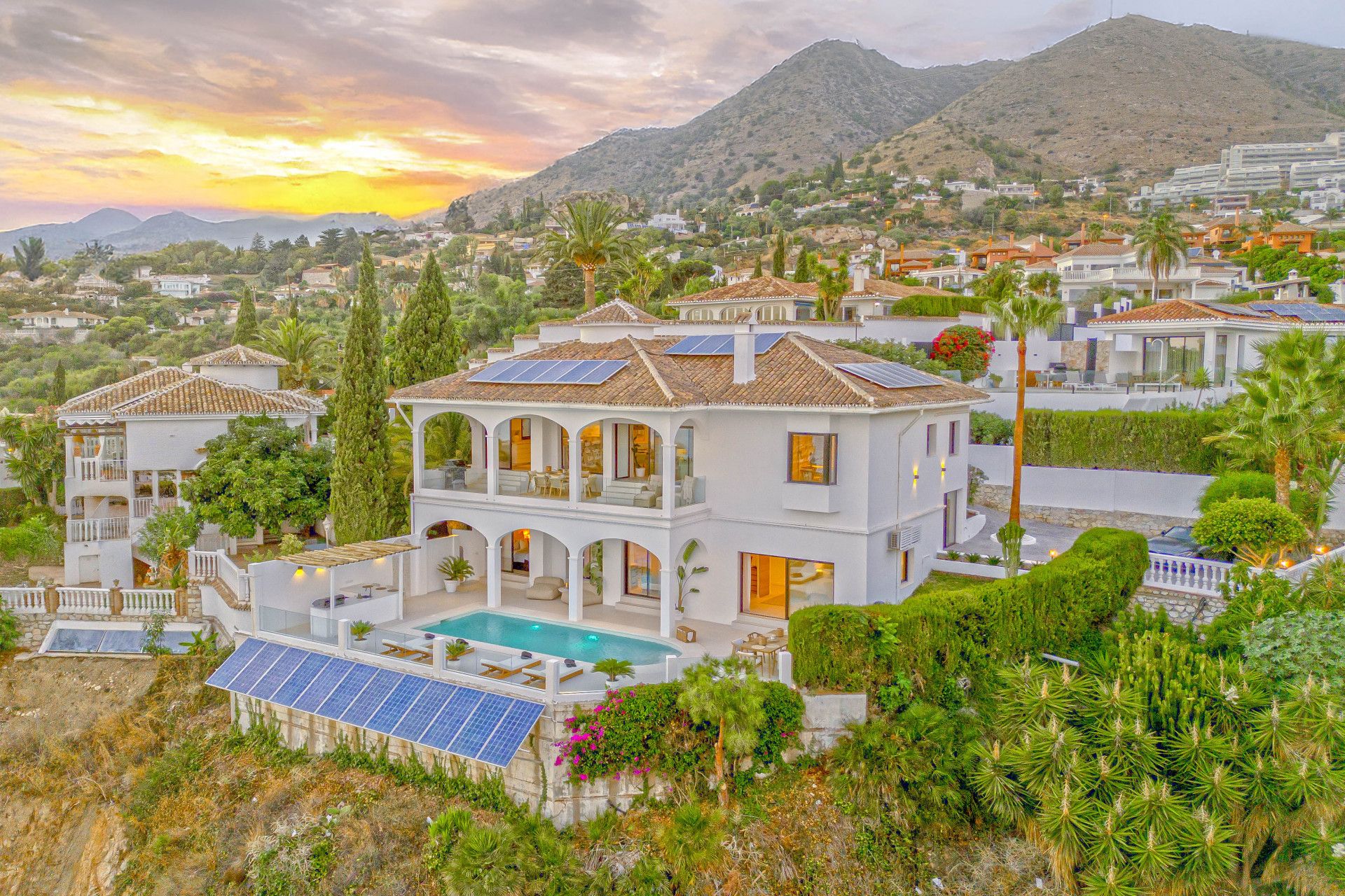 Vista exterior de Casa o xalet en venda en Benalmádena amb Aire condicionat, Jardí privat i Terrassa