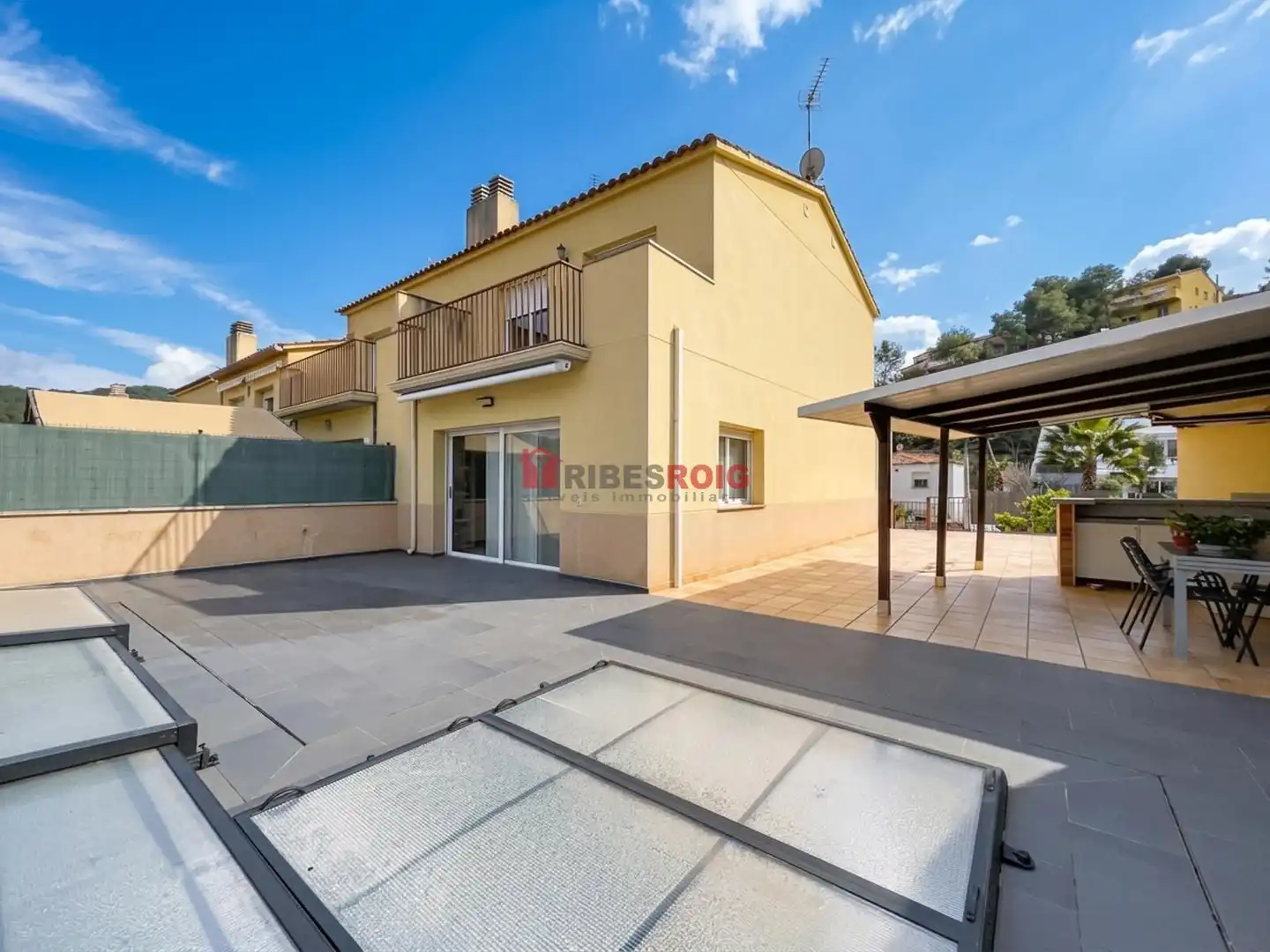 Vista exterior de Casa adosada en venda en Olivella amb Aire condicionat, Calefacció i Jardí privat