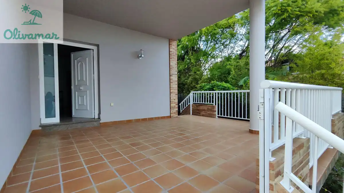 Terrassa de Casa o xalet en venda en Oliva amb Moblat