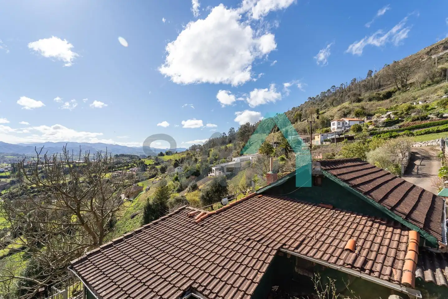 Vista exterior de Casa o xalet en venda en Oviedo  amb Jardí privat, Terrassa i Traster