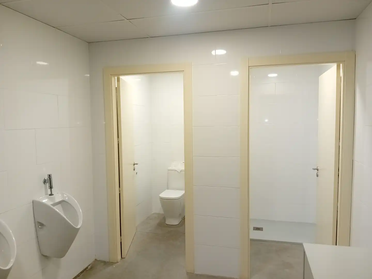 Baño de Nave industrial de alquiler en Girona con Alarma