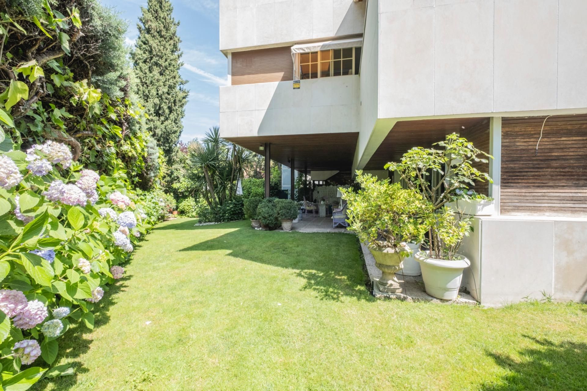 Garden of Duplex for sale in La Moraleja  with Air Conditioner, Heating and Private garden