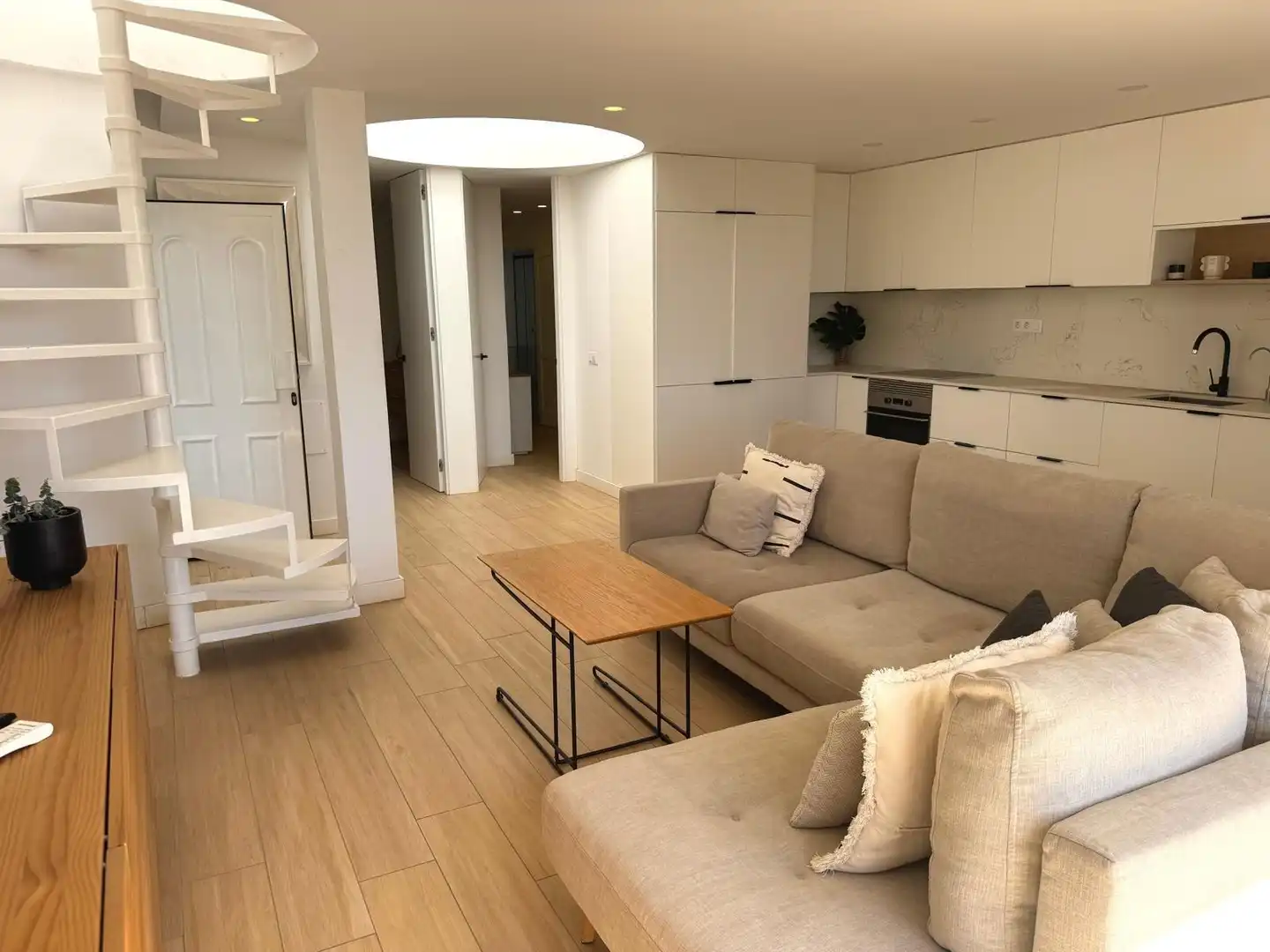 Sala d'estar de Casa adosada en venda en San Bartolomé de Tirajana amb Aire condicionat, Jardí privat i Parquet