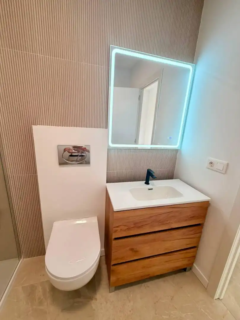 Badezimmer von Wohnung zum Verkauf in Ador mit Klimaanlage, Ofen und Waschmaschine
