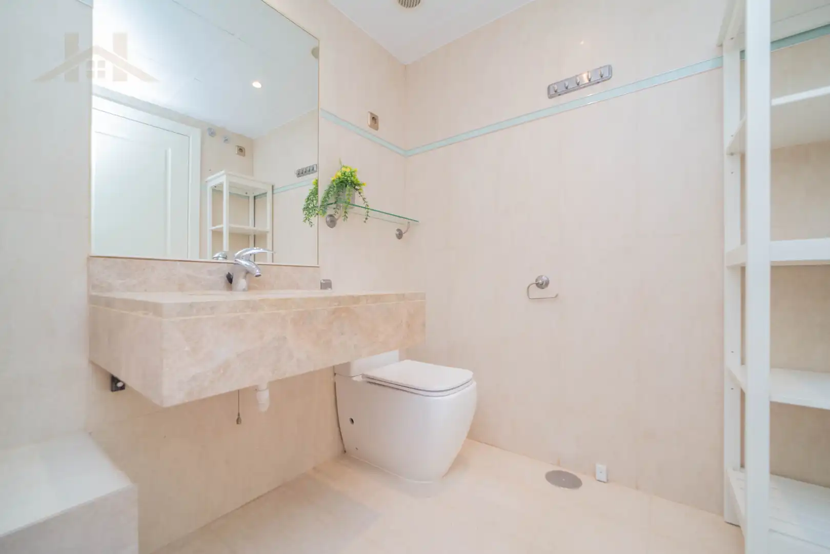 Bathroom of Flat for sale in Madrid  with Air Conditioner, Heating and Storage room