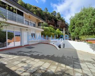 Vista exterior de Casa o xalet de lloguer en Corbera de Llobregat amb Aire condicionat, Terrassa i Piscina