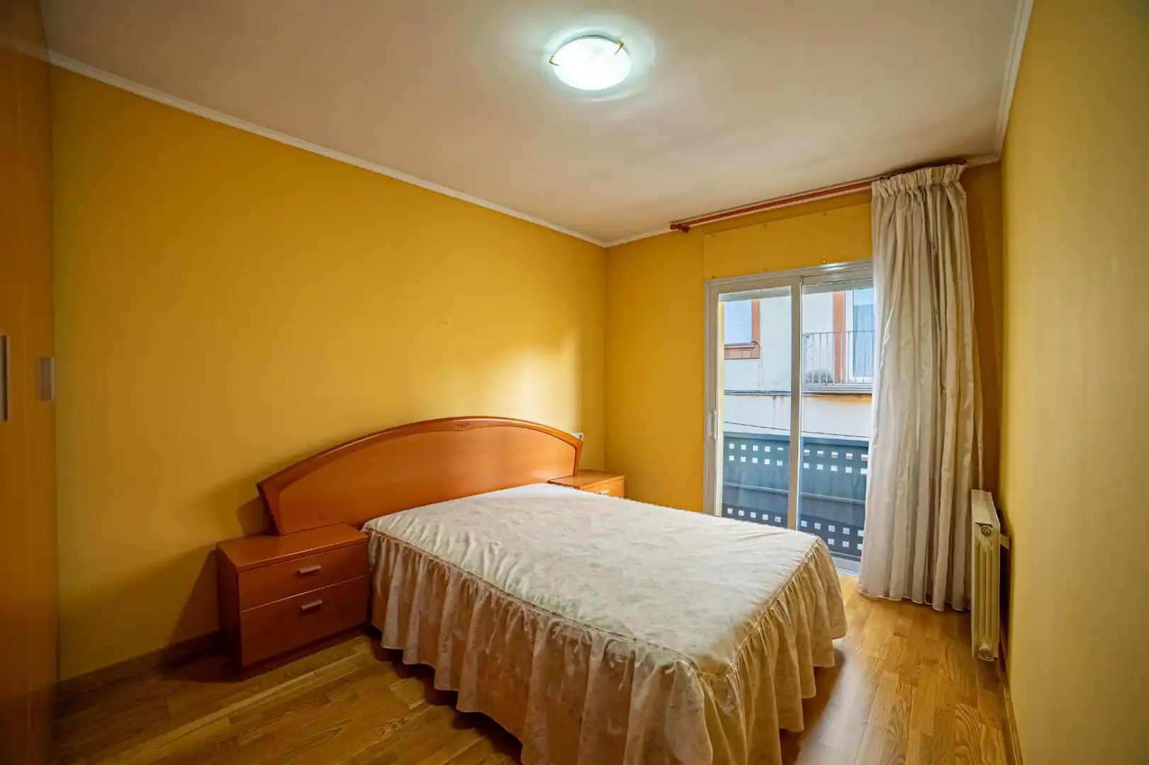 Schlafzimmer von Einfamilien-Reihenhaus zum Verkauf in Girona mit Terrasse und Alarm