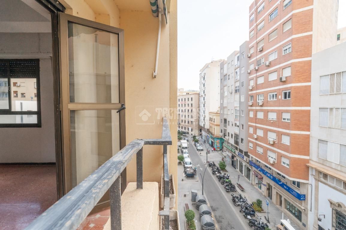 Vista exterior de Pis en venda en  Almería Capital amb Aire condicionat i Terrassa