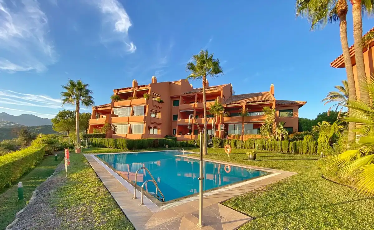 Vista exterior de Àtic en venda en Marbella amb Terrassa, Traster i Alarma