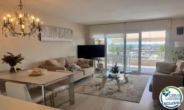 Sala d'estar de Apartament en venda en Empuriabrava amb Aire condicionat, Calefacció i Moblat