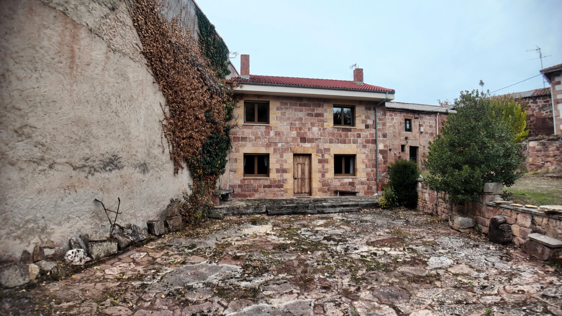 Vista exterior de Finca rústica en venda en Pomar de Valdivia amb Parquet i Moblat