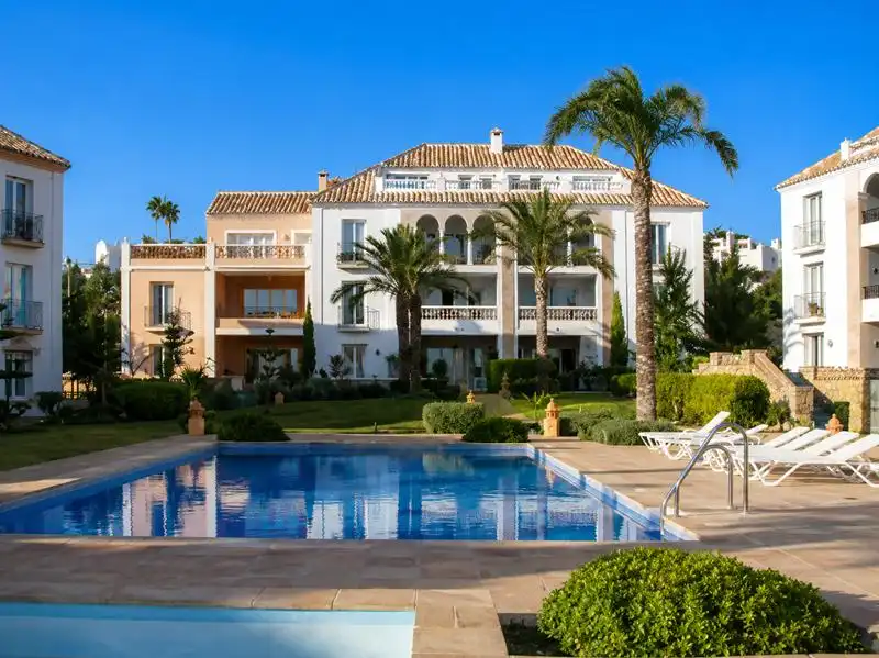 Außenansicht von Wohnung zum Verkauf in Casares mit Klimaanlage, Heizung und Privatgarten