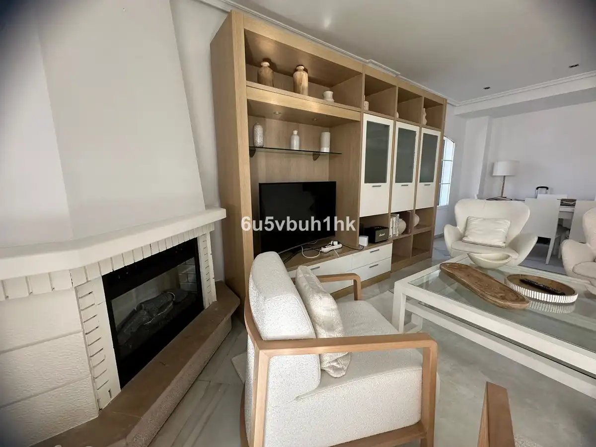 Sala d'estar de Casa adosada de lloguer en Marbella amb Aire condicionat, Jardí privat i Piscina