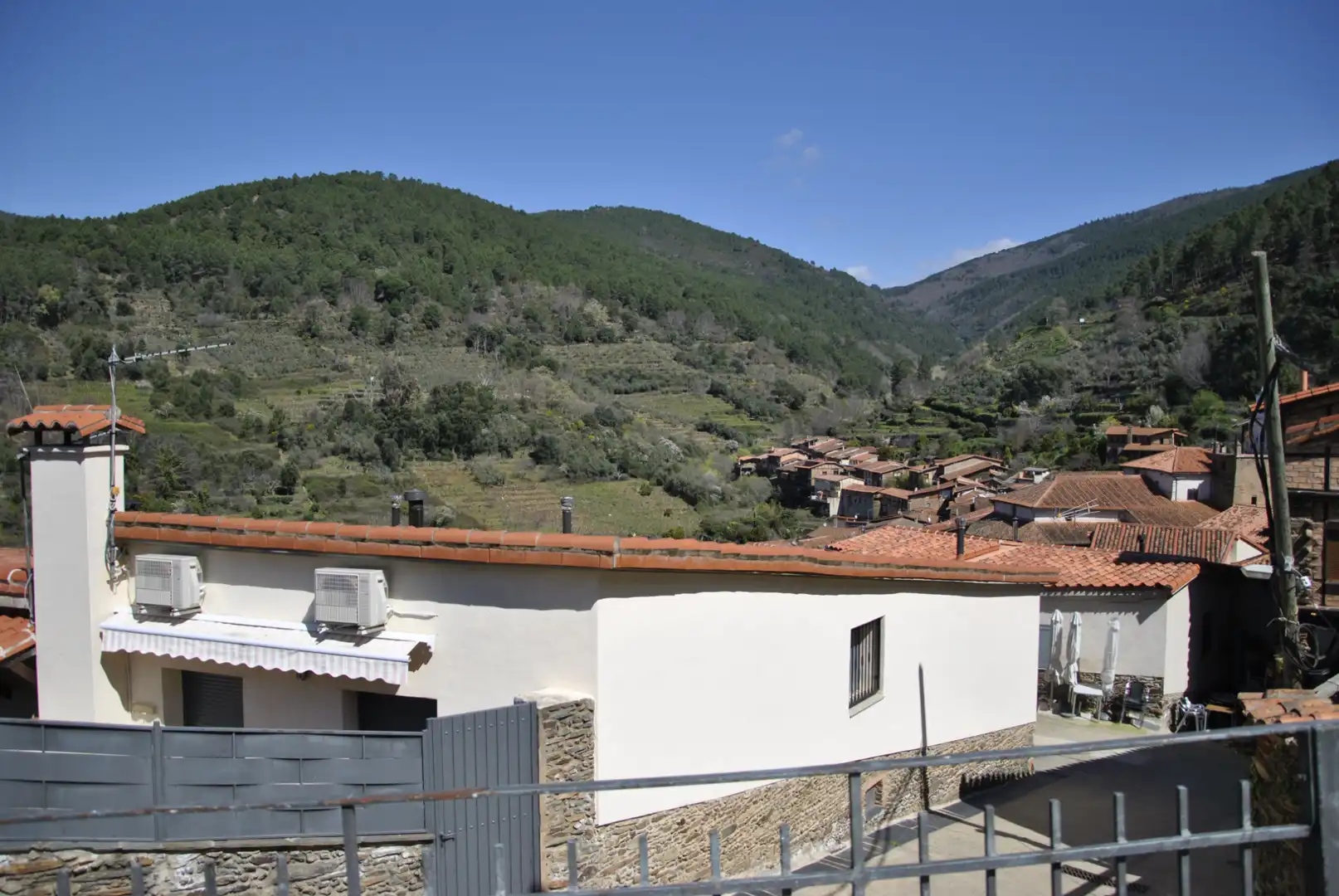 Vista exterior de Finca rústica en venda en Robledillo de Gata amb Aire condicionat, Calefacció i Jardí privat