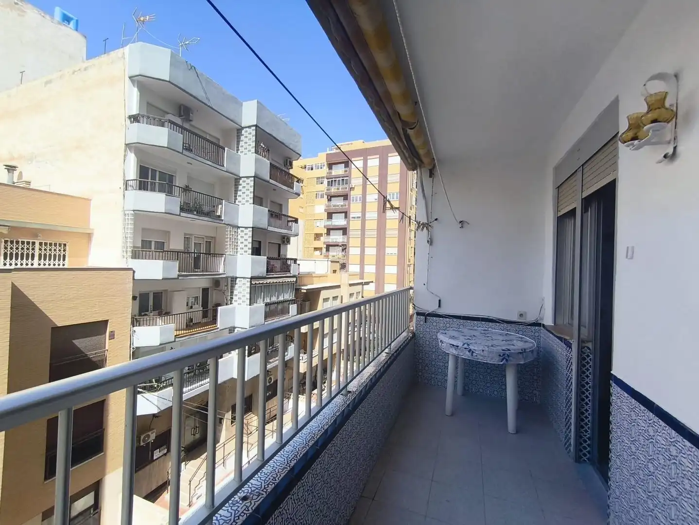 Terrasse von Wohnung zur Miete in Almería mit Klimaanlage, Terrasse und Abstellraum