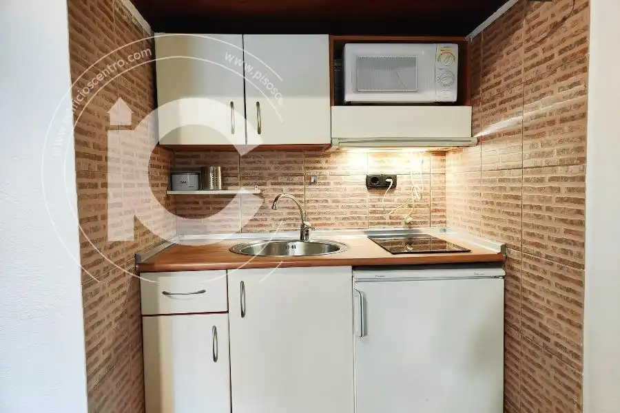 Cocina de Estudio de alquiler en Granada con Aire acondicionado