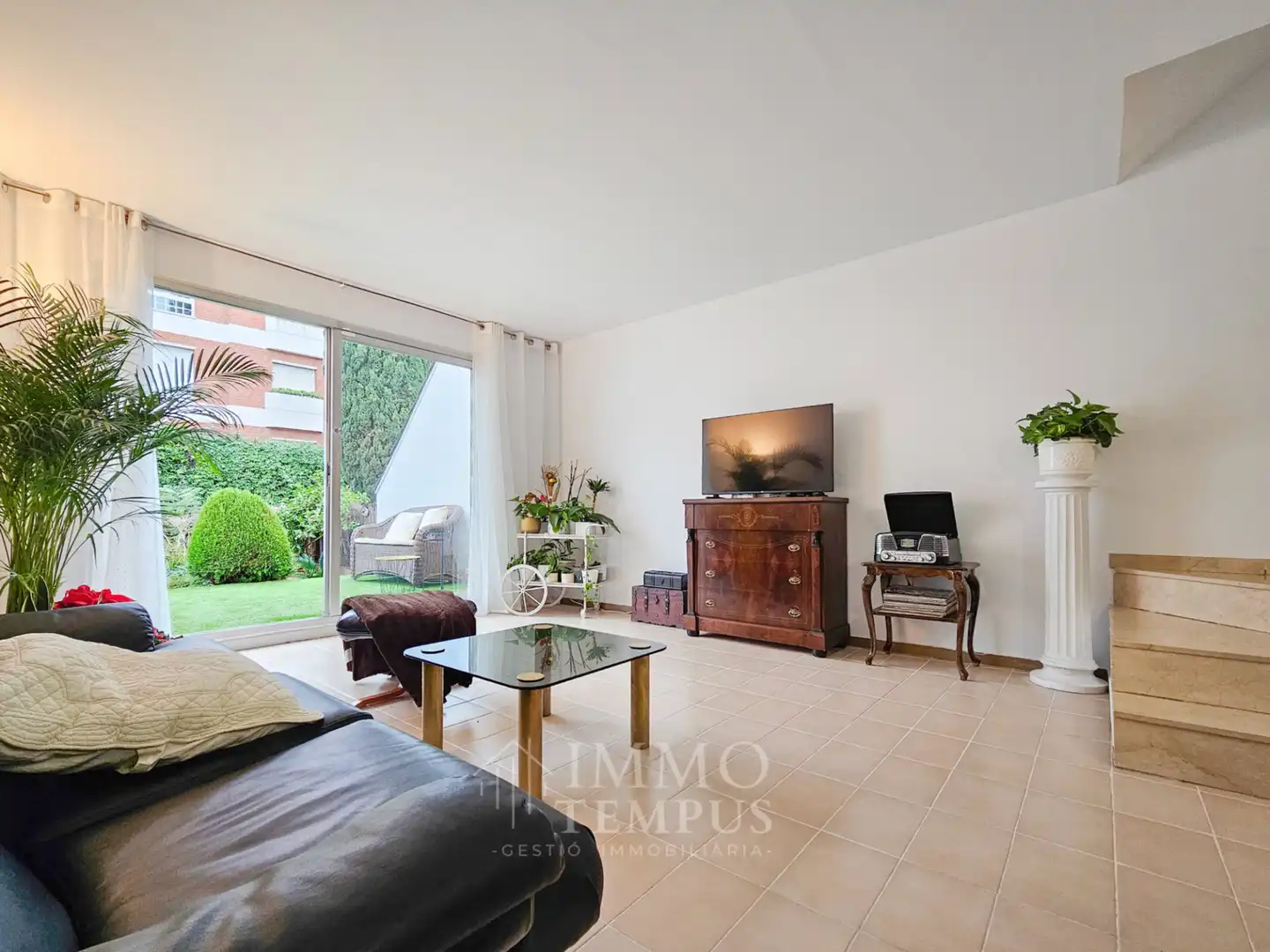 Sala de estar de Casa adosada en venta en Sant Cugat del Vallès con Jardín privado, Parquet y Terraza