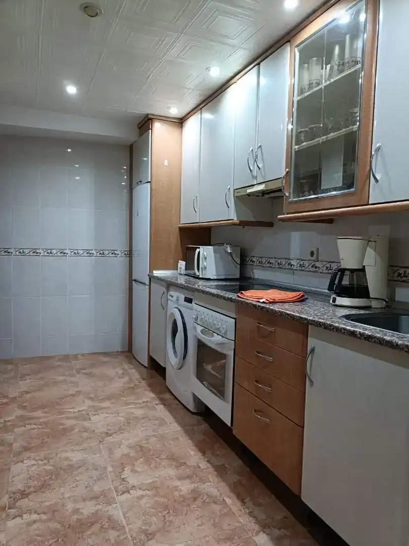 Cuina de Planta baixa en venda en Madrigal de las Altas Torres amb Parquet i Moblat