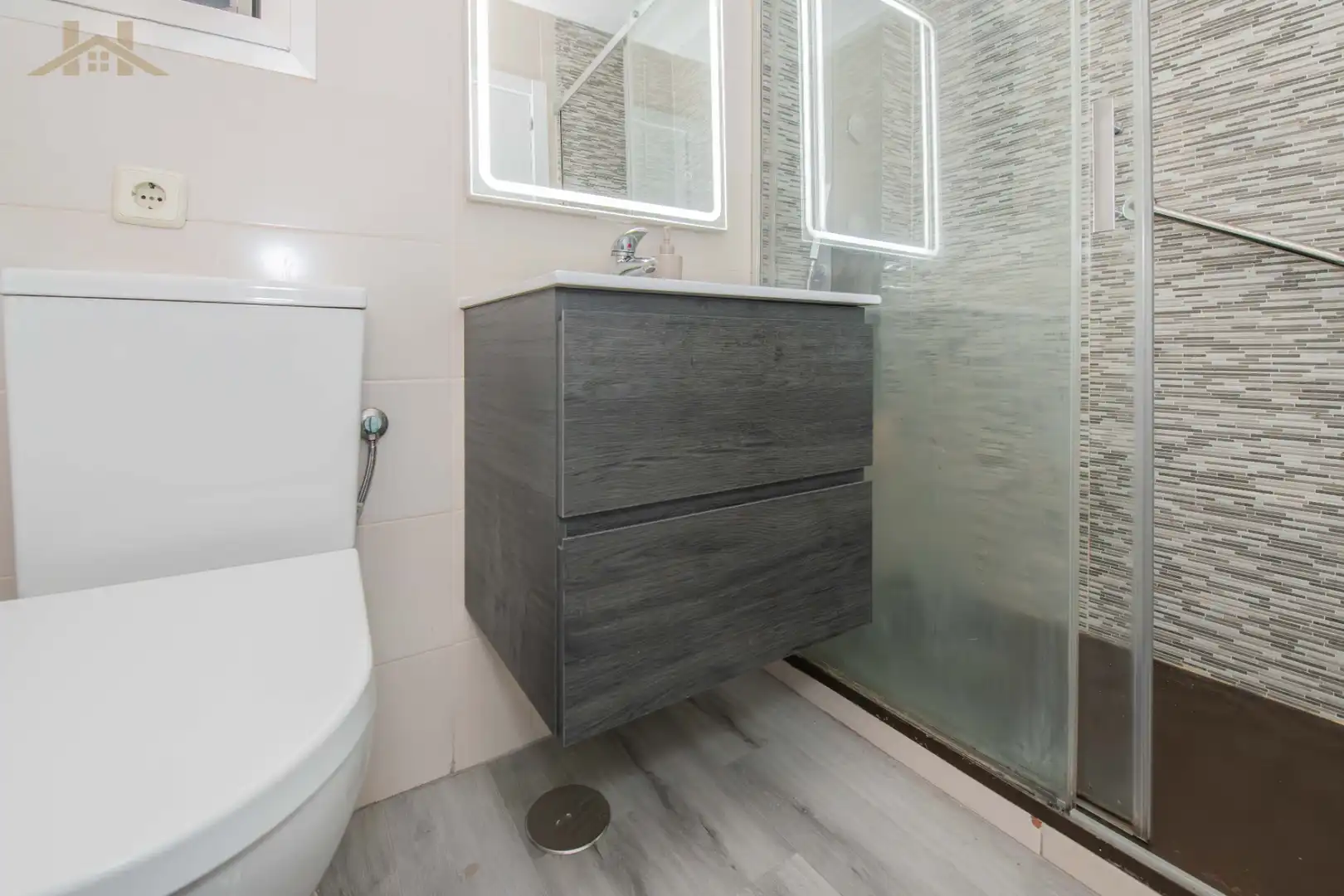 Baño de Piso en venta en Fuenlabrada con Aire acondicionado, Calefacción y Horno