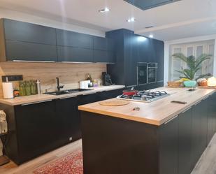 Kitchen of Single-family semi-detached for sale in Badalona  with Air Conditioner, Private garden and Parquet flooring