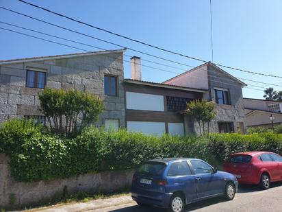 Vista exterior de Casa o xalet en venda en Vigo  amb Terrassa i Piscina