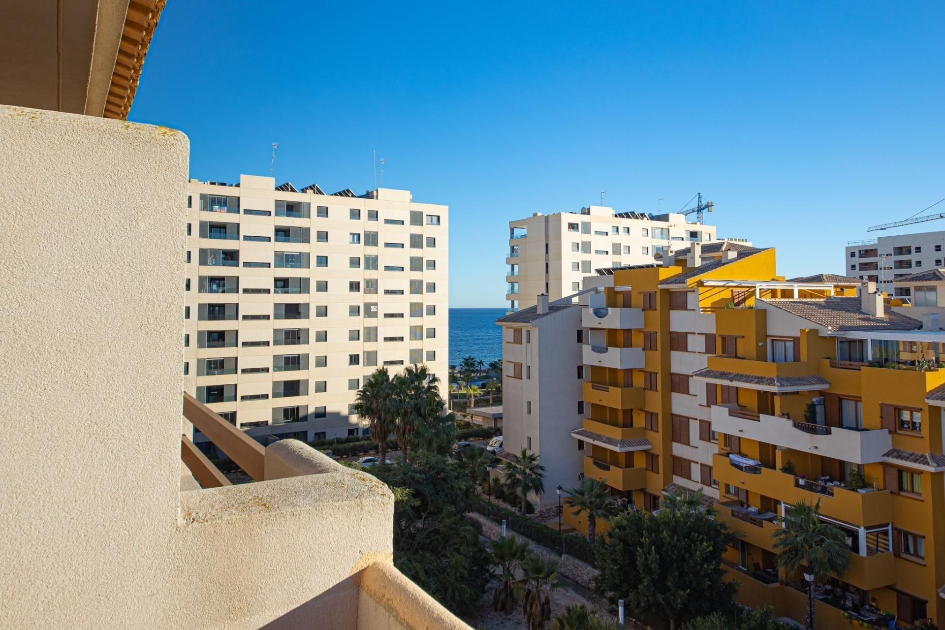 Habitación de Ático en venta en Torrevieja con Aire acondicionado, Jardín privado y Terraza