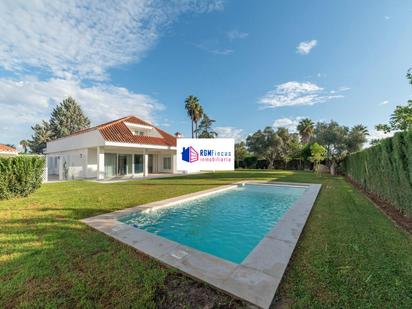 Swimming pool of House or chalet for sale in Dos Hermanas  with Air Conditioner, Terrace and Swimming Pool